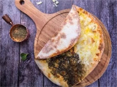 Manoushen zaatar & Cheese
